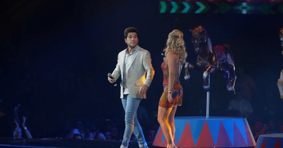 25.dez.2014 - Daniel troca olhares com Luiza Possi no palco da final do "The Voice Brasil"