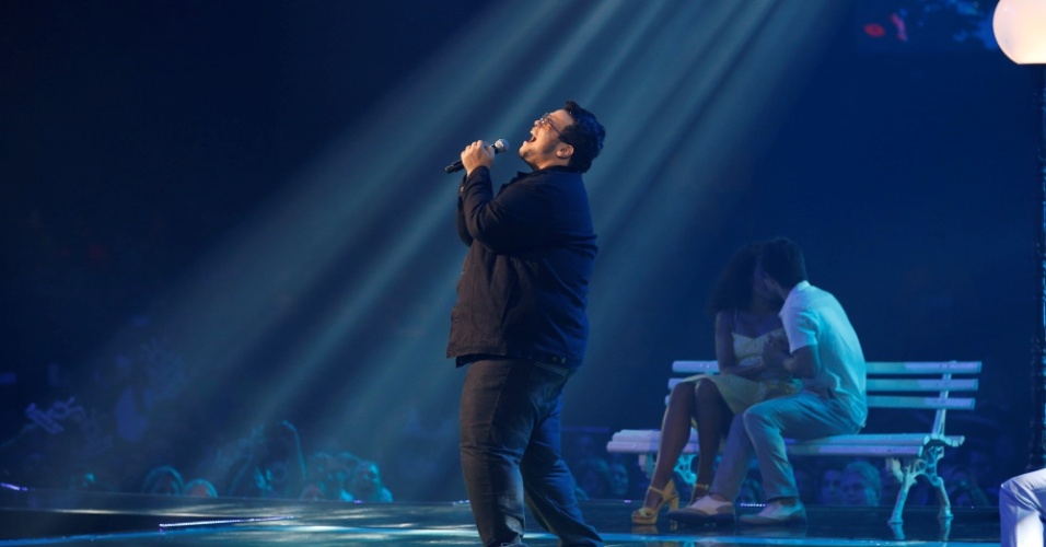 25.dez.2014 - O finalista Lui Medeiros canta Guilherme Arantes no último programa da temporada de "The Voice Brasil"