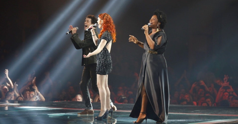 25.dez.2014 - Os campeões das outras edições do "The Voice" se apresentaram ao lado da ex-participante Luana Fernandes