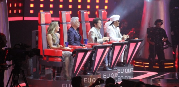25.dez.2014 - Os jurados Claudia Leitte, Lulu Santos, Daniel e Carlinhos Brown durante a transmissão ao vivo da final do "The Voice"