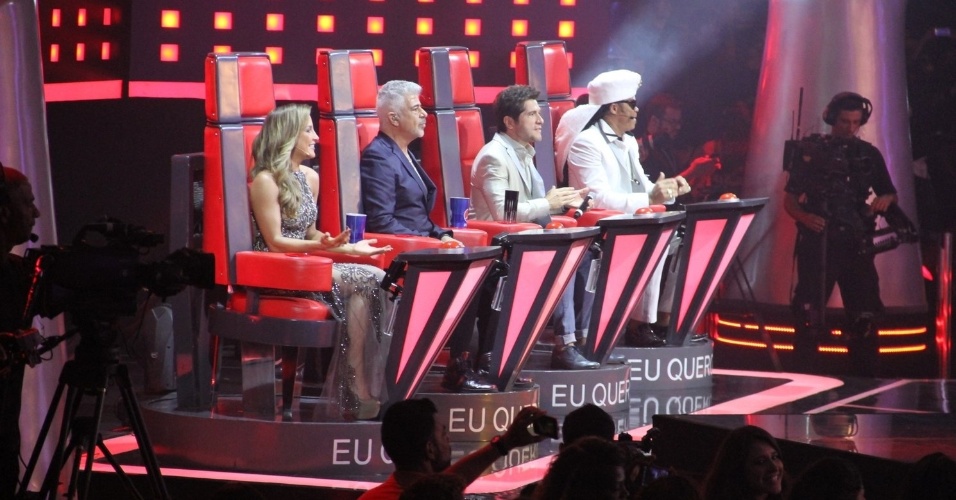 25.dez.2014 - Os jurados Claudia Leitte, Lulu Santos, Daniel e Carlinhos Brown durante a transmissão ao vivo da final do "The Voice"