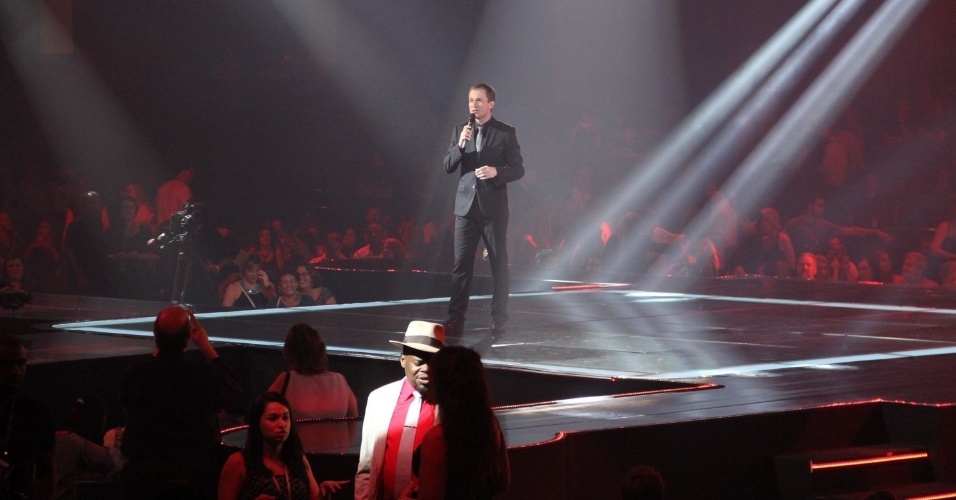 25.dez.2014 - Thiago Leifert no aquecimento para o início da final do programa "The Voice Brasil"