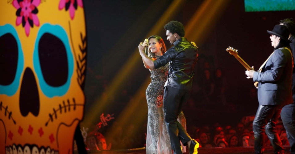 25.dez.2014 - Claudia Leitte dança "Smooth", de Santana, ao som da guitarra de Pepeu Gomes