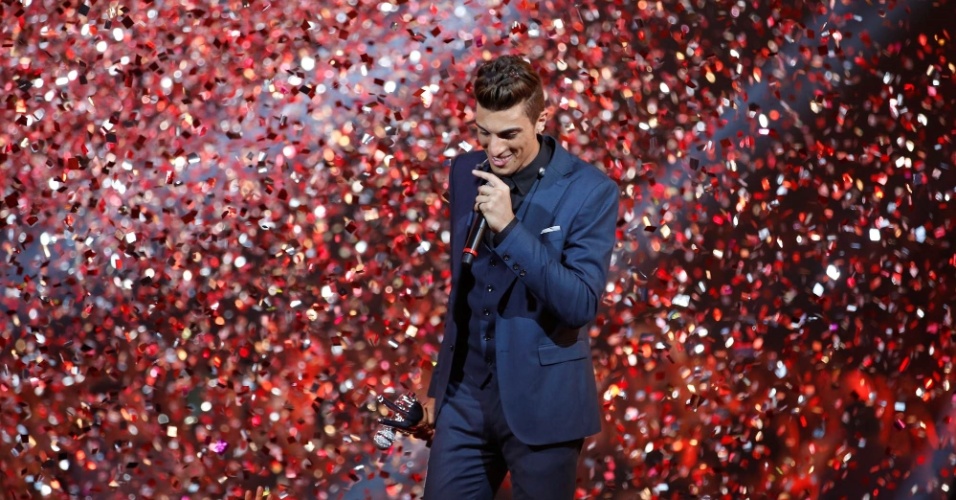 25.dez.2014 - Rafael canta após ser anunciado como vencedor do "The Voice Brasil" ao lado do parceiro de dupla, Danilo Reis