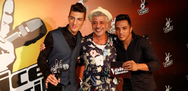 Danilo Reis e Rafael com Lulu Santos após a vitória no "The Voice Brasil" - Felipe Panfili e Felipe Assumpção/AgNews