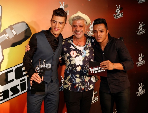Rafael, Lulu Santos e Danilo Reis posam para foto com o troféu do "The Voice Brasil III"
