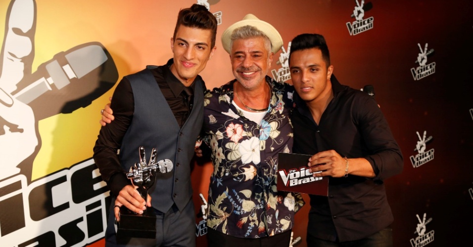 25.dez.2014 - Rafael, Lulu Santos, técnico da dupla, e Danilo Reis posam para foto com o troféu do "The Voice Brasil III"