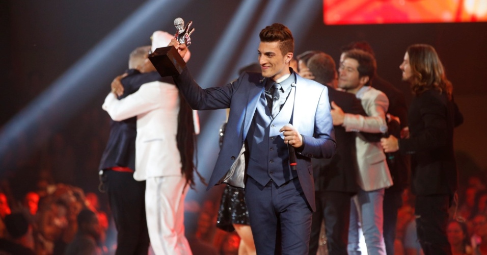 25.dez.2014 - Rafael segura o troféu da terceira edição do "The Voice Brasil". Dupla sertaneja venceu reality da Globo com 43% dos votos do público.
