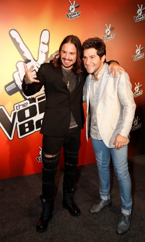 25.dez.2014 - O roqueiro Kim Lírio e o cantor Daniel posam para foto nos bastidores da final do "The Voice Brasil"