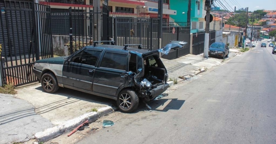 26.dez.2014 - Imagem do Uno que foi atingido pela BMW X5 do cantor Renner