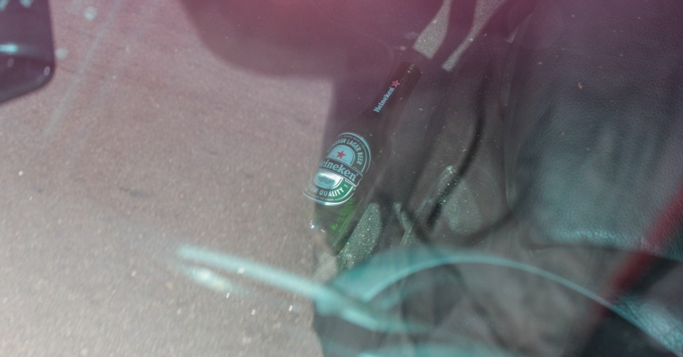 26.dez.2014 - No carro de Renner foi fotografada uma garrafa de cerveja