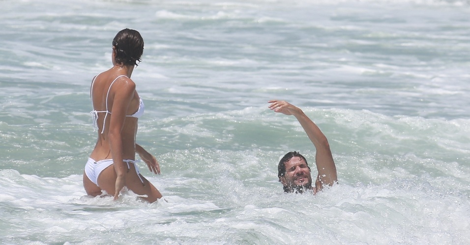 26.dez.2014 - Sophie Charlotte e Daniel de Oliveira mergulham juntos na Praia da Reserva, no Rio