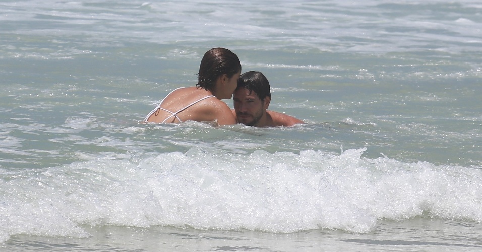 26.dez.2014 - Sophie Charlotte e Daniel de Oliveira namoram no mar da Praia da Reserva, no Rio