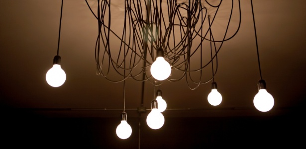 Luminária moderna/ luminária com lâmpadas aparentes - Getty Images - Getty Images