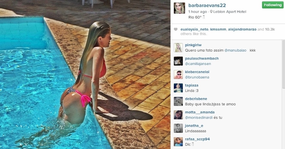 27.dez.2014 - Bárbara Evans se refrescou na piscina de um apart hotel no Rio de Janeiro durante a tarde quente deste sábado. 