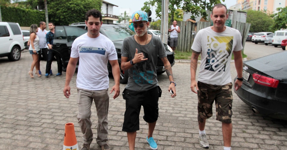 27.dez.2014 - Antes da balada, Neymar viajou de jatinho para Uberlândia, em Minas Gerais, onde assistiu ao show do grupo Só Pra Contrariar