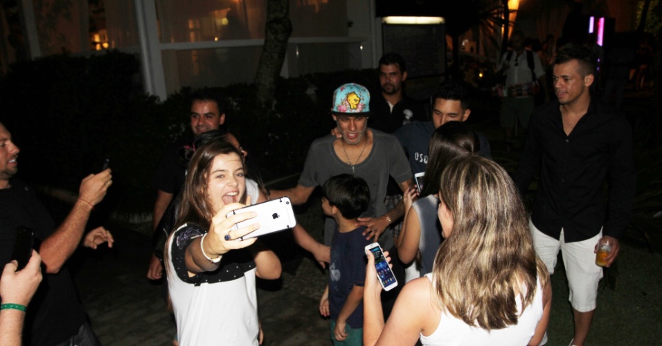 27.dez.2014 - Na chegada na balada em Jurerê, em Santa Catarina, Neymar foi assediado por fãs