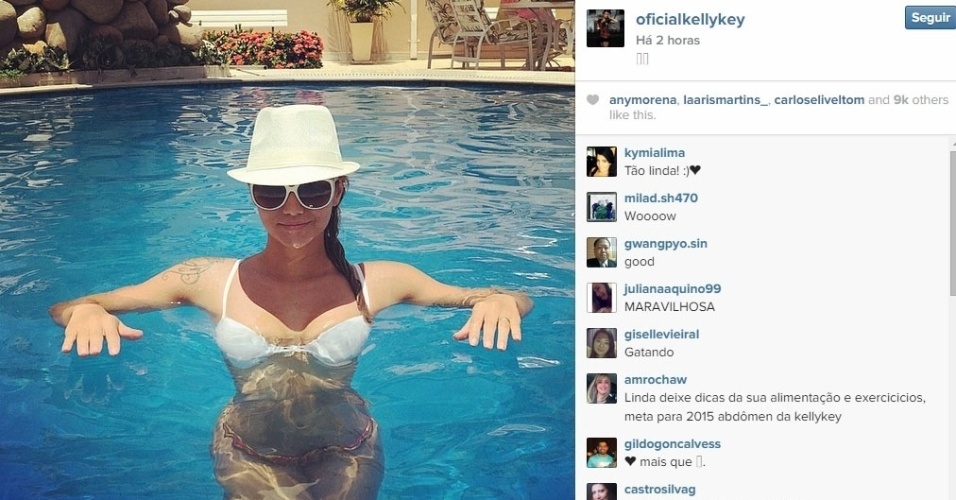 28.dez.2014 - De chapéu e óculos escuros, Kelly Key aproveita piscina em dia de verão