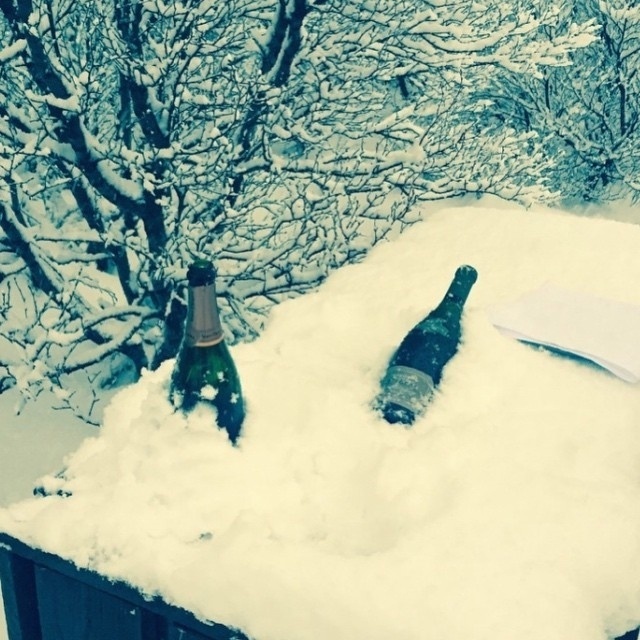 Beyoncé e Jay Z usam a forte nevasca na Islândia para gelar as champanhes. O casal tem postado fotos da viagem nas redes sociais desde o Natal