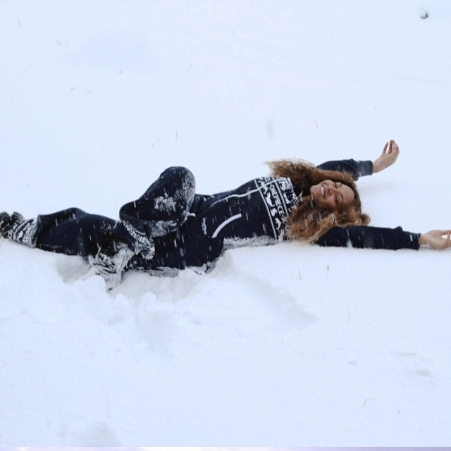 Beyoncé e Jay Z viajaram para Islândia e têm compartilhado fotos românticas nas redes sociais desde a véspera de Natal