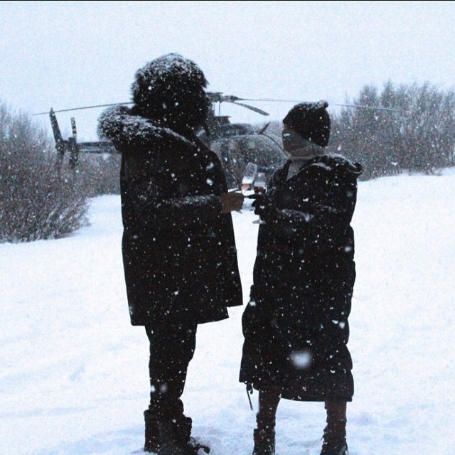 Encapuzados, Beyoncé e Jay Z brindam o ano novo sob a forte neve na Islândia