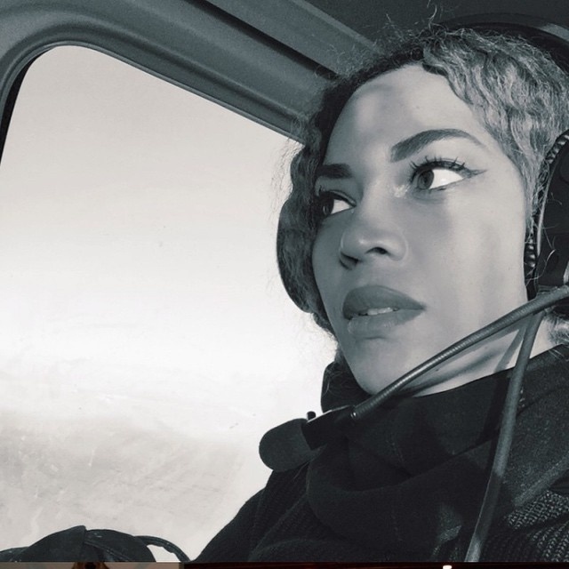 O casal Beyoncé e Jay Z passeou de helicóptero pela Islândia. Durante a viagem de fim de ano, a filha Blue Ivy ficou em casa
