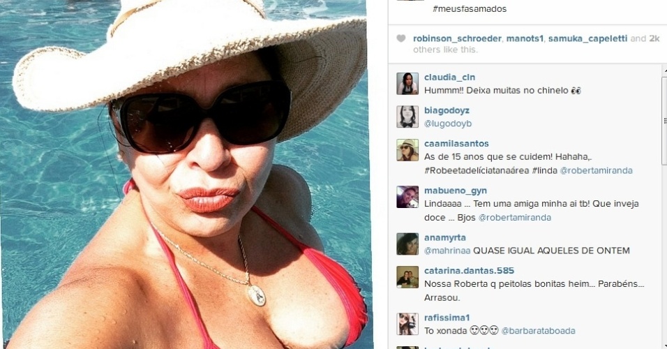 29.dez.2014- Roberta Miranda faz biquinho em selfie na piscina. A cantora recebeu elogios de seus seguidores do Instagram pela boa forma aos 56 anos