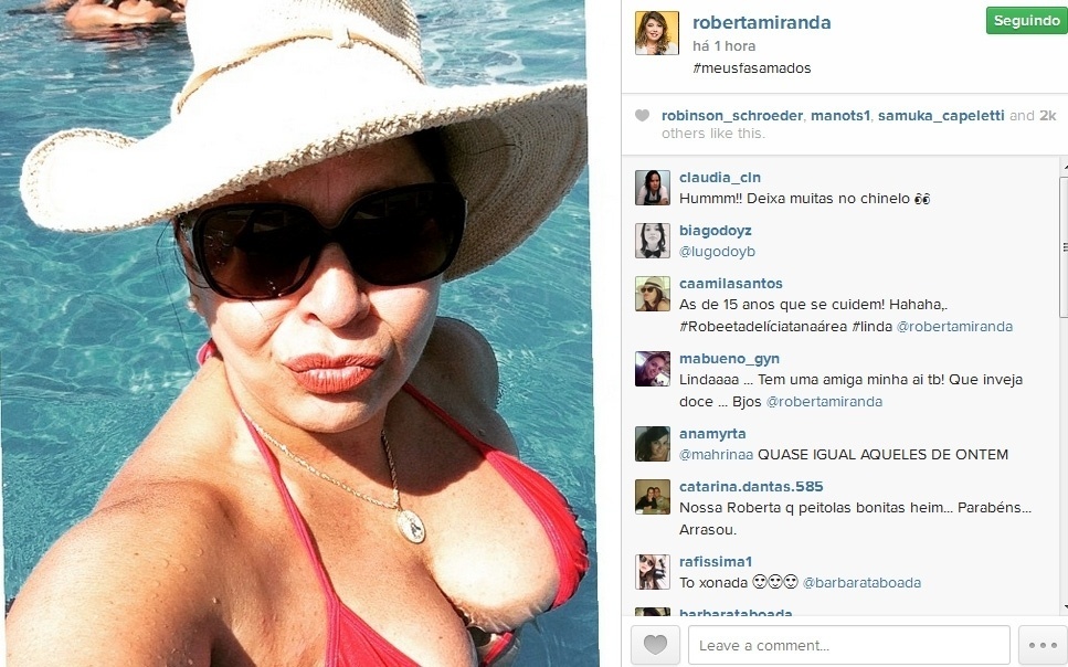 29.dez.2014- Roberta Miranda faz biquinho em selfie na piscina. A cantora recebeu elogios de seus seguidores do Instagram pela boa forma aos 56 anos