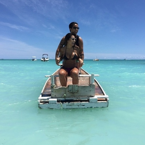 29.dez.2014- Thammy Miranda curte dia de sol na praia com a namorada Andressa Ferreira