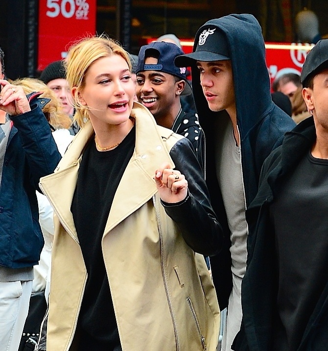 Bieber estava acompanhado no passeio de Hailey Baldwin,filha do ator Stephen Baldwin