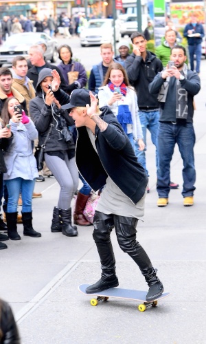 Justin Bieber surpreende os fãs ao andar de skate na Time Square, em Nova York nos Estados Unidos