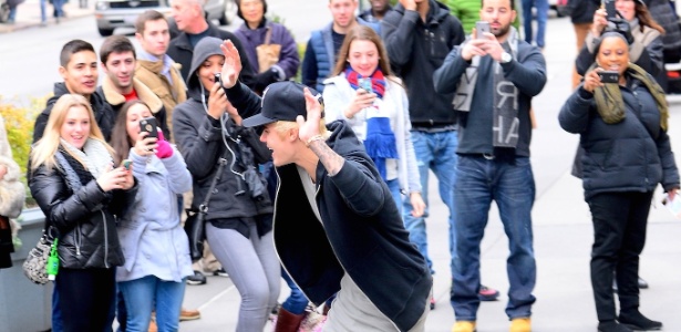 Justin Bieber surpreende os fãs ao andar de skate na Time Square, em Nova York nos Estados Unidos