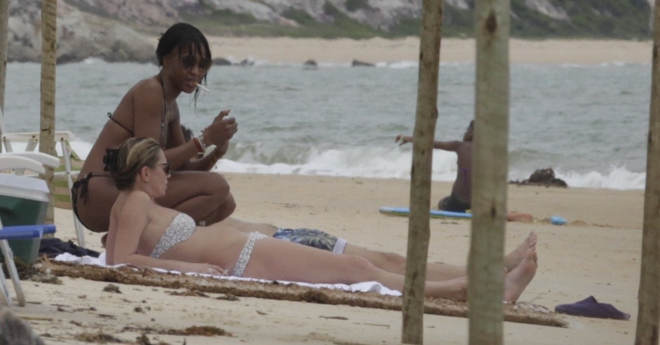 Naomi Campbell e Kate Moss relaxam na praia de Trancoso, na Bahia. As tops vão passar o Réveillon  no local