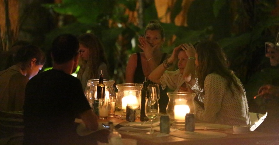 30.dez.2014 - Kate Moss é clicada jantando com a famiília e amigos em um restaurante de Trancoso, na Bahia.