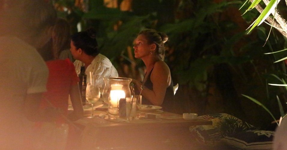 30.dez.2014 - Kate Moss é clicada jantando com a famiília e amigos em um restaurante de Trancoso, na Bahia.