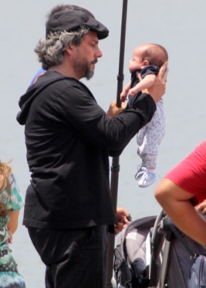 Alexandre Nero grava cena de "Império" segurando um bebê na Lagoa, zona sul do Rio