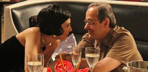 Leonor (Rita Elmor) e Elísio (Daniel Dantas) vão jantar em um restaurante e a prometer joga todo o seu charme para cima do militar