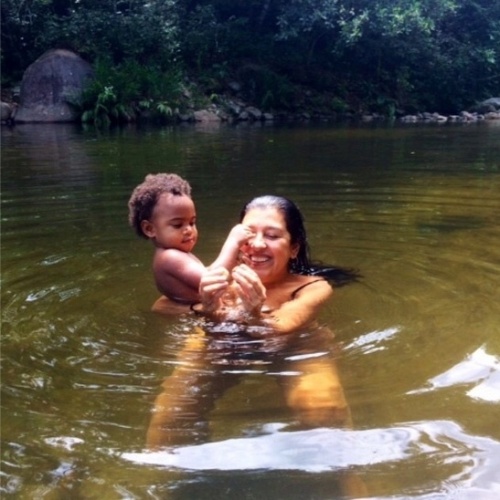 31.dez.2014- Regina Casé celebra a chegada de 2015 com banho de cachoeira ao lado do filho Roque