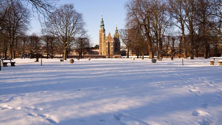 Europa: Quem adora a neve, mas não vê muita graça em escorregar montanha abaixo sobre esquis, pode encontrar o destino ideal nas cidades medievais europeias, como na fria Dinamarca. Cidade do escritor Hans Christian Andersen - autor de histórias como O Patinho Feio e A Pequena Sereia, Copenhague ganha ainda mais cara de conto de fadas coberta de neve. Destaque para o charmoso Castelo de Rosenborg, na foto - Getty Images - Getty Images