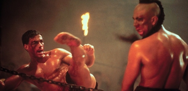 Jean-Claude Van Damme (à esq.), em cena de "Kickboxer" (1989) - Reprodução