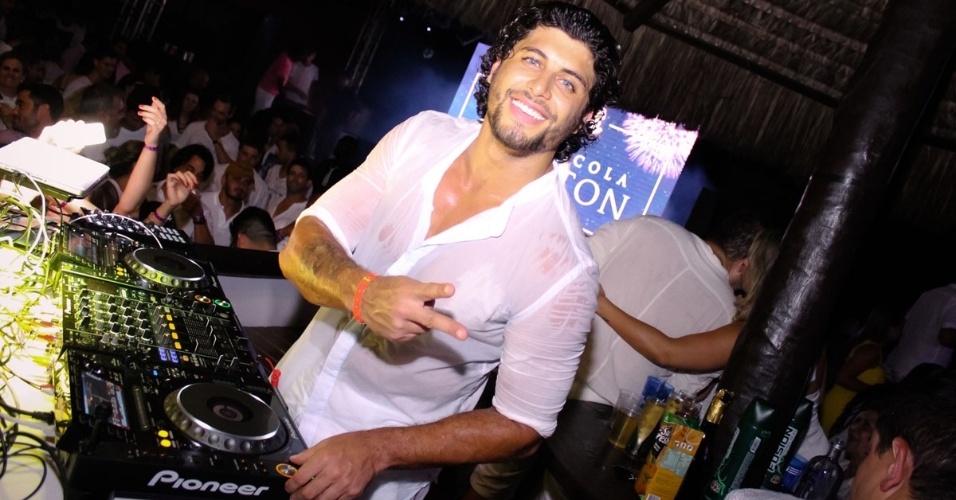 1.jan.2014- O DJ Jesus Luz passou a virada do ano rodeado de amigos famosos no Réveillon Jurere 2015, onde era a estrela principal da noite