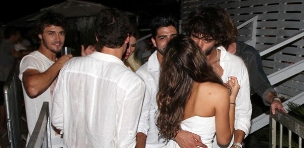 Bruna Marquezine e Marlon Teixeira trocam beijos na saída de uma festa em Jurerê Internacional