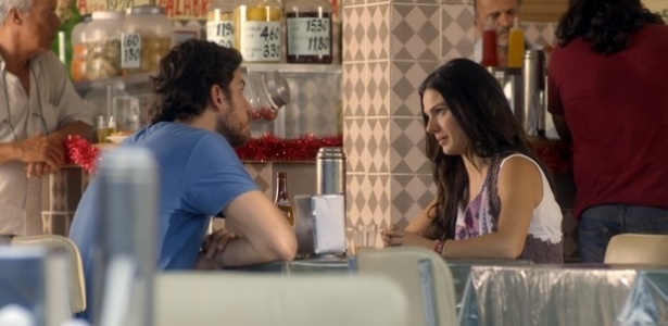 Sandra (Isis Valverde) quer saber sobre a importânica do beijo em Vitória e Rafael (Marco Pigossi) não gosta da cobrança