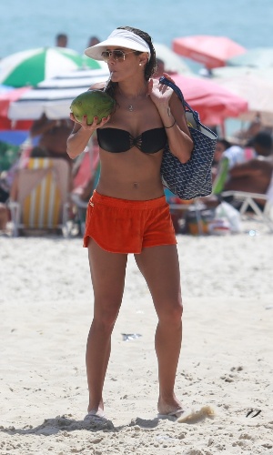 2.jan.2015 - Após curtir a praia, Deborah Secco vai embora tomando água de coco