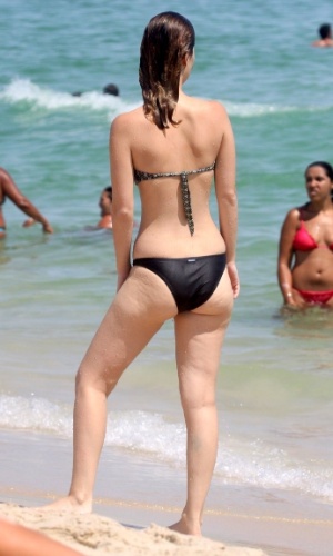 2.jan.2015 - Nathalia Dill aproveitou o dia ensolarado para curtir com amigas a praia da Barra da Tijuca, no Rio
