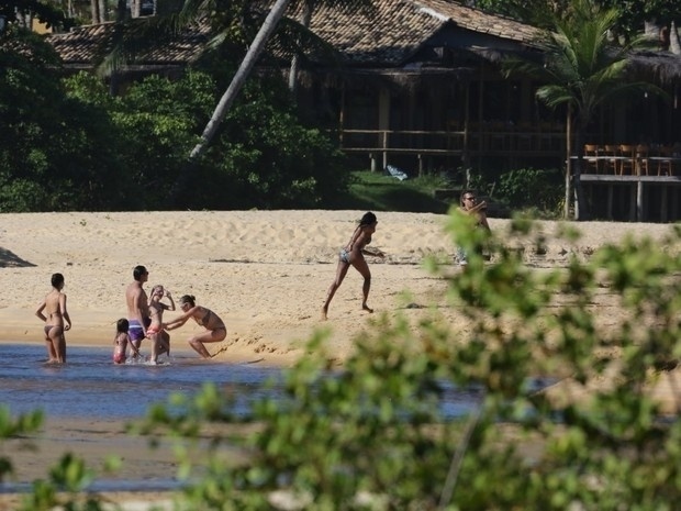2.jan.2015 - De férias na Bahia, a modelo Naomi Campbell se irritou ao avistar um paparazzo registrando fotos dela e de um amigo em uma praia de Trancoso, na Bahia