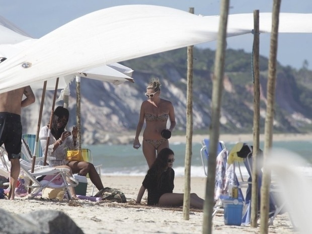 2.jan.2015 - Naomi está de férias em Trancoso, sul do Estado, ao lado de outra modelo britânica, a amiga Kate Moss