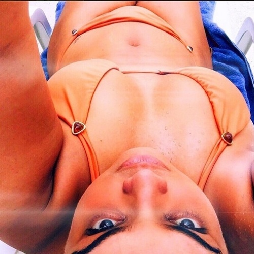 3.jan.2014 - Preta Gil posta em seu Instagram um foto de biquíni com um ângulo diferente