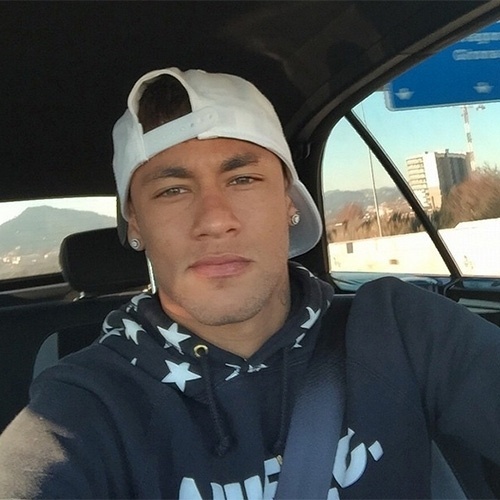 3.jan.2015 - Neymar está de novo visual. O jogador do Barcelona se livrou dos cabelos e barba descoloridos e exibiu um rosto liso