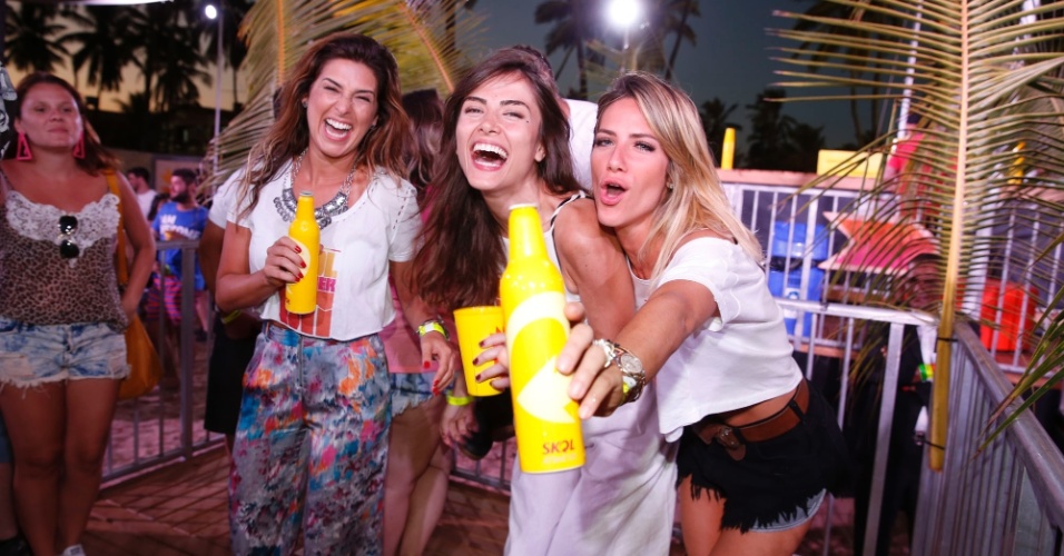 3.jan.2015 - As musas Fernanda Paes Leme, Maria Casadevall e Giovanna Ewbank curtem a noite pernambucana